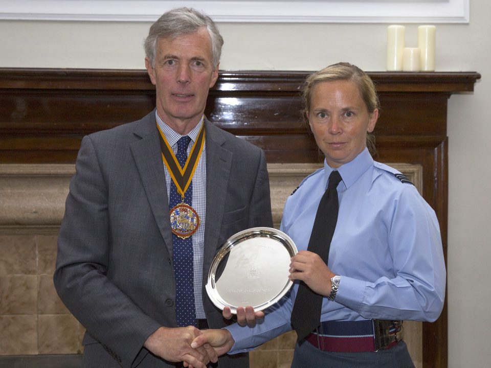 Master presents award to Fl Lt Ingle